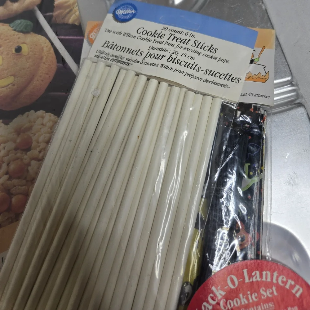 NEW Vintage 90s Wilton jack-o-lantern cookie set treat pan with sticks treat bag